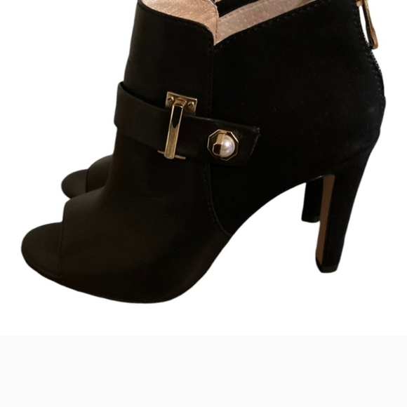 Louise et Crie Heels Womens 6.5 Black Leather Open Toe Booties Gold Tone Buckle - Picture 3 of 8